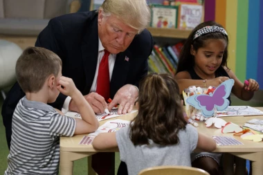 (FOTO) NOVI BLAM ŠEFA BELE KUĆE: Družio se sa mališanima, PA NAPRAVIO OZBILJAN GAF