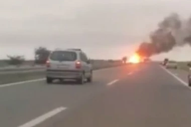 (VIDEO) BUKTINJA NA DRUMU: Kamionska prikolica potpuno izgorela na putu između Sremske Mitrovice i Rume