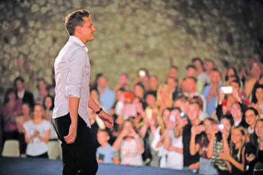 (VIDEO) ČETIRI NAGRADE ZA "JUŽNI VETAR": BIKOVIĆ NATERAO RUSE DA SE UHVATE U KOLO