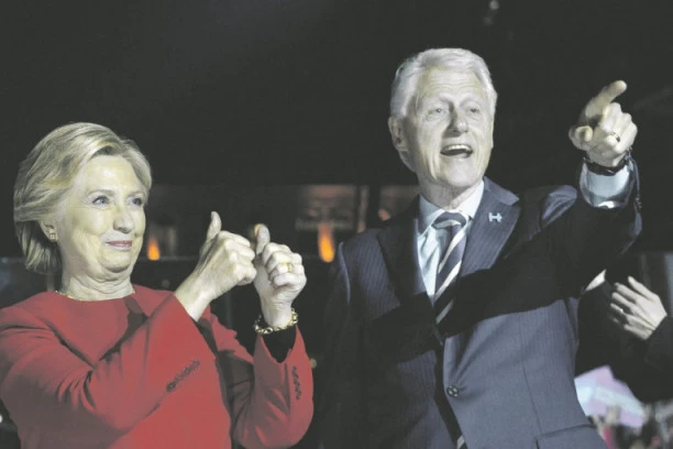 (FOTO) ŠOK! BIL KLINTON GO NA OSTRVU PEDOFILA: Objavljena inkriminišuća fotografija iz prošlosti