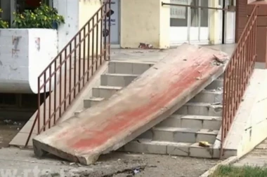 U bloku 63 betonska gromada pala na pešačku stazu