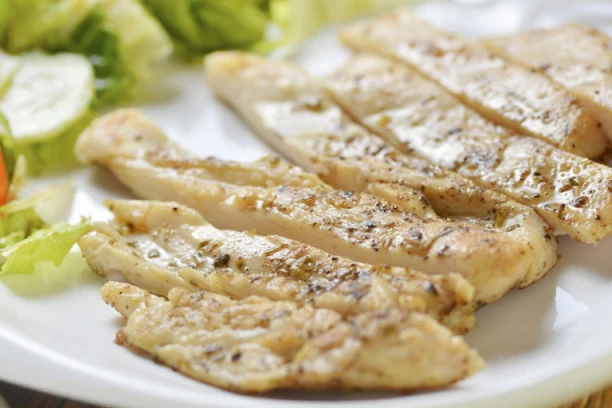 OSAM PREDNOSTI I JEDNA MANA: Evo šta se dešava u našem telu ako svaki dan jedemo piletinu!