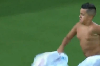 (VIDEO) DEČAK ZAPALIO VELODROM: Umesto da izvede početni udarac, dao gol, pa proslavio na URNEBESAN način!