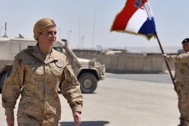(VIDEO) KOLINDA PEVA SA VOJNICIMA U AVGANISTANU!