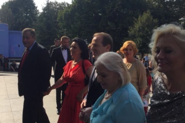 (VIDEO) VLADIKA I 11 SVEŠTENIKA VENČAVAJU KARIĆEVU DECU!