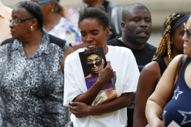 ARETA FRENKLIN U ZLATNOM KOVČEGU, CRVENOJ HALJINI I CIPELICAMA!