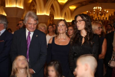 MIRKA DECU SMIRIVALA U HRAMU!