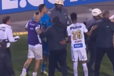 (VIDEO) RATNO STANJE NA TERENU: Pakleni obračuni navijača i policije, meč prekinut!