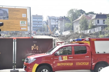 (FOTO) TRAGEDIJA U CENTRU BEOGRADA! ZATRPANI RADNIK NIJE PREŽIVEO, Vesić stigao na mesto nesreće