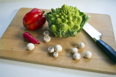 DRVO ILI PLASTIKA, pitanje je sad: Koju DASKU ZA SEČENJE koristiti?