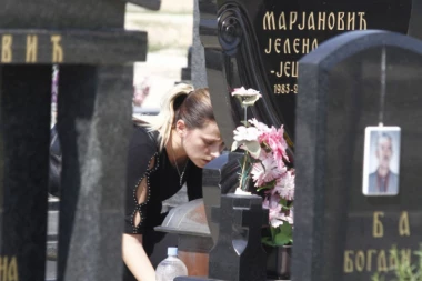(FOTO) JELENA MARJANOVIĆ BI DANAS PROSLAVILA 35 ROĐENDAN, A NA NJENOM  GROBU SAMO JE ONA ZAPALILA SVEĆU