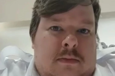 (VIDEO) Snimao se 6 MESECI kako prdi na poslu, pa UPROPASTIO ŽIVOT!