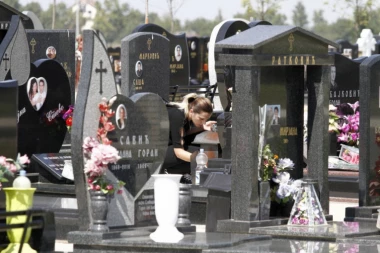 (FOTO) MARJANOVIĆI ISKULIRALI JELENIN ROĐENDAN: Samo jedna osoba na grobu pevačice!