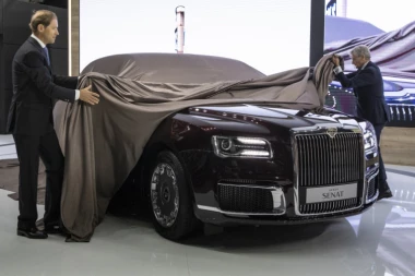 (FOTO) Na sajmu automobila predstavljena PUTINOVA LIMUZINA!