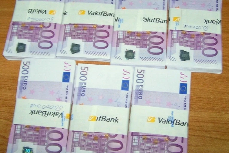 Prijavio je samo 500 evra, a onda su carinici krenuli sa pretresom i pronašli kamaru para