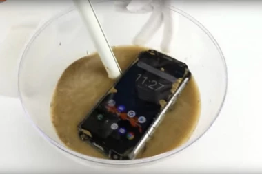 (VIDEO) Ne može mu niko ništa, jači je od sudbine: STIŽE NEUNIŠTIVI TELEFON!