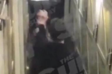 (VIDEO) STRAVIČNO: PEVAČ KRVNIČKI DAVIO DEVOJKU!