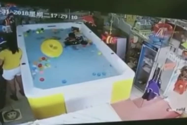 (UZNEMIRUJUĆI VIDEO) BEBA SE DAVILA U BAZENU, DOK JE MAJKA BLENULA U TELEFON!