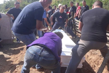 Jecaji paraju oblake nad Prokupljem: BEBA POLOŽENA SA LEVE STRANE U KOVČEGU DA MAJCI BUDE BLIŽE SRCU