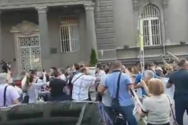 (VIDEO) INCIDENT NA ANDRIĆEVOM VENCU: Jankovićeve pristalice su malo nervozne