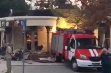 (UZNEMIRUJUĆI VIDEO) STRAVIČNA SMRT U KAFIĆU SEPAR: Kamere snimile ugljenisano telo vođe Donjecke Narodne Republike