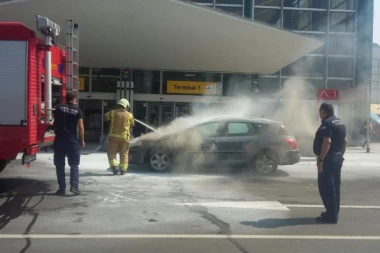 (VIDEO) Evo kako je na beogradskom aerodromu goreo automobil!