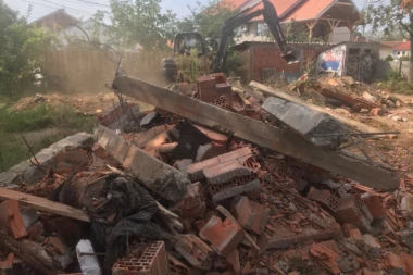 POČELA BORBA PROTIV NELEGALNE GRADNJE: Srušen objekat na Ledinama