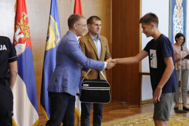 Stefanović darovao poklone deci stradalih policajaca