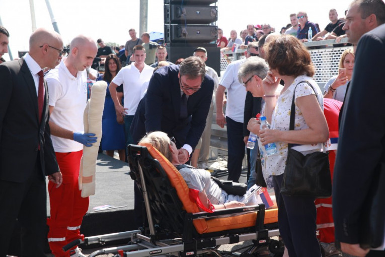 (FOTO) Žena slomila nogu na otvaranju mosta, Vučić joj se našao MEĐU PRVIMA!