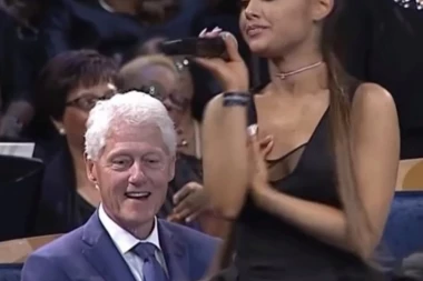 (VIDEO) MORBIDNO! Matori perverznjak Klinton odmeravao pevačicu na sahrani Arete Frenklin