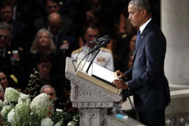 (VIDEO) OBAMA SE OPROSTIO OD MEKEJNA: Učinio nas je boljim predsednicima