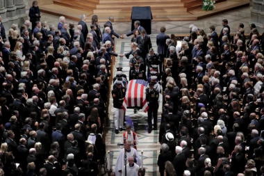 AMERIČKI MEDIJI: Oproštaj od Mekejna jasna poruka Trampu