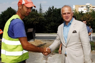 (FOTO) Vesić obišao radove na asfaltiranju Ulice Matice srpske