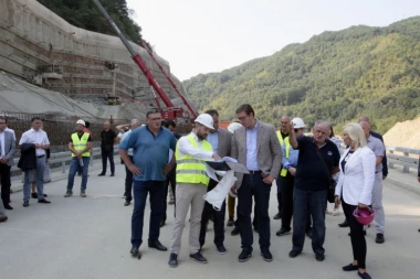 VUČIĆ U OBILASKU KORIDORA 10: Ovo je izuzetno važan put, žila kucavica za jug Srbije!