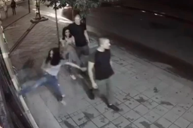 Kamere snimile stravičnu scenu: Bahata tinejdžerka mirno šetala gradom, PA IZ ČISTA MIRA NOGOM RAZBILA IZLOG