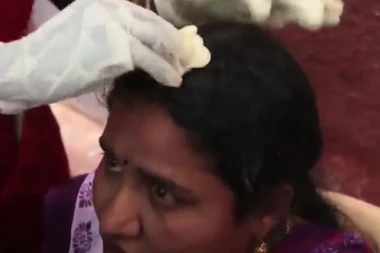 (VIDEO) Dozvolili da im sveštenik izvede ovaj bolan običaj, pa IŠLI DA UŠIVAJU GLAVE!