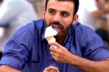 (VIDEO) OVO MORATE VIDETI! Lizanje sladoleda ovog momka uzbudilo je i MUŠKARCE I DEVOJKE, ali ovo NISU NI SANJALI!