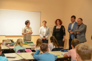 BRNABIĆEVA U REKONSTRUISANOJ ŠKOLI: Učićemo decu kako, a ne šta da misle