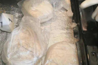 Uhapšeni dileri u Novom Sadu: Valjali heroin i amfetamin!