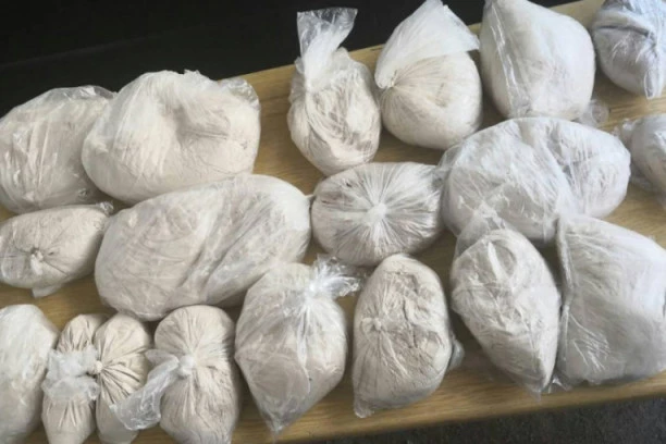 (FOTO) NAŠA POZNATA STARLETA IZA REŠETAKA! Zbog posedovanja 4 kg droge, osuđena na OVOLIKO godina zatvora!