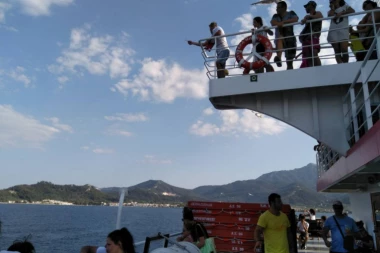 DRAMA NA HVARU: Trajekt udario u luku, dve osobe povređene