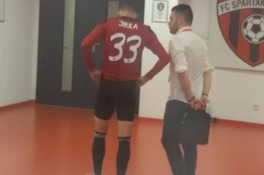 (FOTO) NIJE NI SLUTIO ŠTA GA ČEKA: Evo kako je novi Zvezdin fudbaler reagovao nakon poraza od crveno-belih!