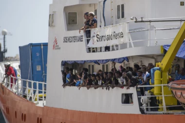 Spasilački brod sa 58 migranata traži da se iskrca u Marseju!