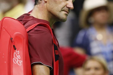 (VIDEO) Obezbeđenje zaustavilo Federera: Ne možeš u svlačionicu!