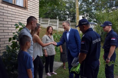 (FOTO) Stefanović u kući policajca koji ima 4 DECE!