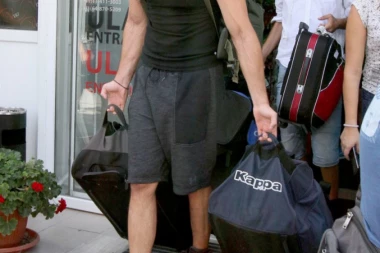 NIJE MU PRVI PUT DA BIJE ŽENE: Vladimir nasrnuo čak na DVE DEVOJKE!