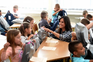 PRVA DAMA SA MALIŠANIMA U KURŠUMLIJI: Dečiji osmeh je najlepša stvar