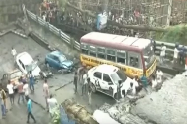 (VIDEO) STRAVIČNA TRAGEDIJA U INDIJI: Srušio se most, BROJE SE MRTVI