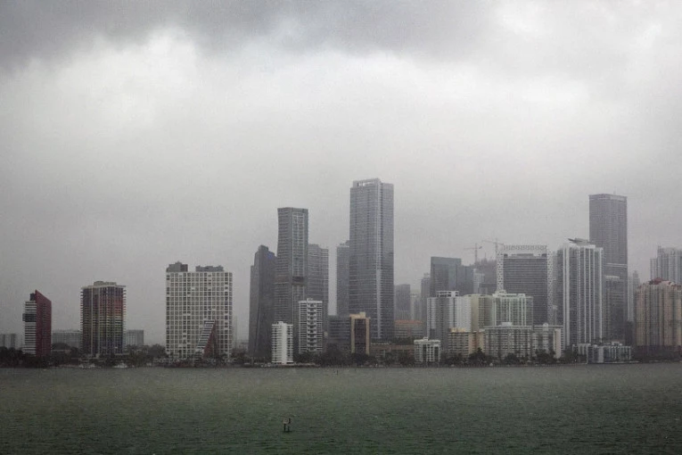 Nova katastrofa pogodila Ameriku: Pored korone i protesta, krenula tropska oluja, počinju evakuacije!