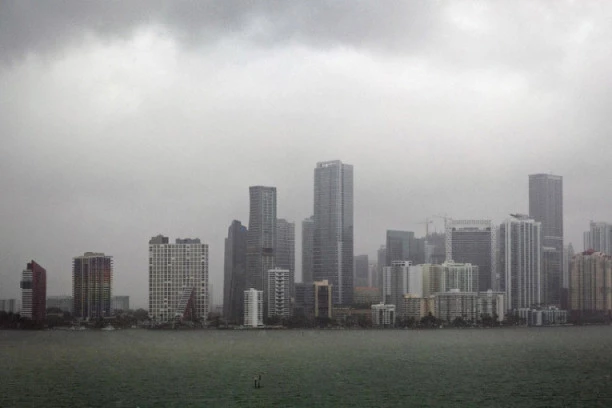 Nova katastrofa pogodila Ameriku: Pored korone i protesta, krenula tropska oluja, počinju evakuacije!